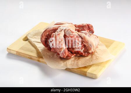 Collo di agnello grezzo su tavola isolato Foto Stock