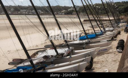 ST HELIER, JERSEY, ISOLE DEL CANALE - 08 AGOSTO 2021: Barche gommoni sulla spiaggia nella baia di St Aubin Foto Stock