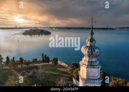 Sorvola le piccole isole di Venezia nella laguna veneta. Foto Stock