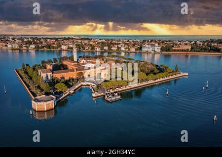 Sorvola le piccole isole di Venezia nella laguna veneta. Foto Stock