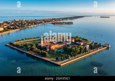 Sorvola le piccole isole di Venezia nella laguna veneta. Foto Stock