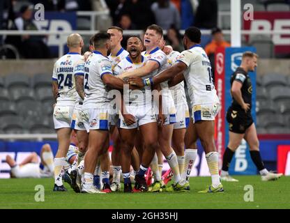 Il Kruise Leeming (centro) di Leeds Rhinos celebra il calcio vincente durante la partita del Dacia Magic Weekend al St James' Park di Newcastle. Data foto: Sabato 4 settembre 2021. Foto Stock