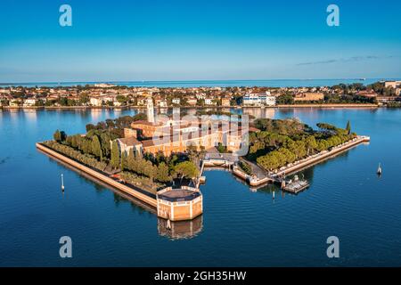 Sorvola le piccole isole di Venezia nella laguna veneta. Foto Stock