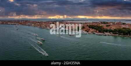 Vista aerea della laguna di Venezia con yacht di lusso ancorati vicino a Venezia Foto Stock