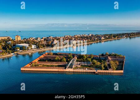 Sorvola le piccole isole di Venezia nella laguna veneta. Foto Stock