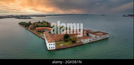 Sorvola le piccole isole di Venezia nella laguna veneta. Foto Stock