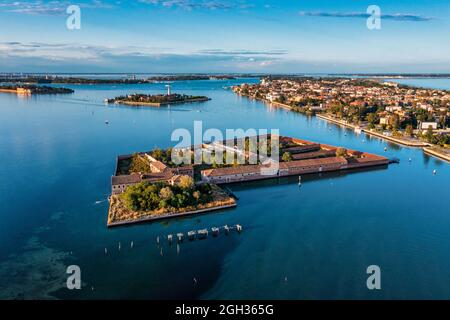 Sorvola le piccole isole di Venezia nella laguna veneta. Foto Stock