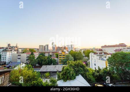 Panorama urbano di Belgrado durante la sera di fine estate guardando il nuovo sviluppo del lungomare e la costruzione di nuovi edifici Foto Stock