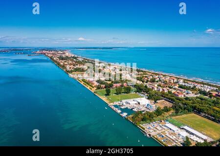 Veduta aerea dell'isola di Lido de Venezia a Venezia. Foto Stock