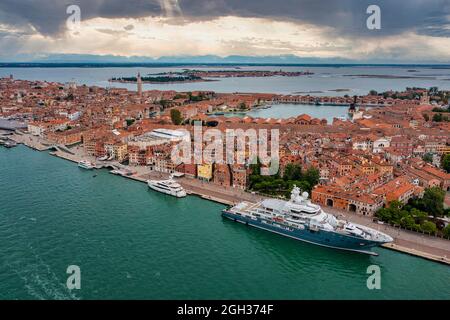 Vista aerea della laguna di Venezia con yacht di lusso ancorati vicino a Venezia Foto Stock