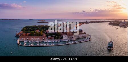 Magica vista serale del tramonto sulla splendida Venezia in Italia. Foto Stock