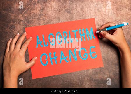 Scrittura visualizzazione algoritmo di testo Modifica. Concetto che significa cambiamento nella procedura progettata per eseguire un'operazione scrivendo Note importanti Brainstorming Foto Stock