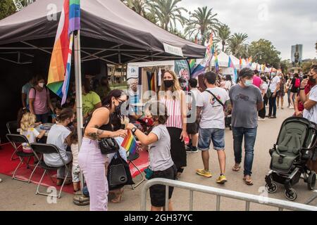 Barcellona, Spagna. 4 settembre 2021. La gente che indossa le maschere di faccia è vista durante la fiera. Fiera delle entità LGTBI, nell'orgoglio di Barcellona 2021, che si è svolta sotto il tema "insieme contro lo stigma dell'HIV", in una data riprogrammata che sabato 4 settembre, senza attività festive o musicali a causa dell'incidenza della pandemia di Covid-19. Credit: SOPA Images Limited/Alamy Live News Foto Stock