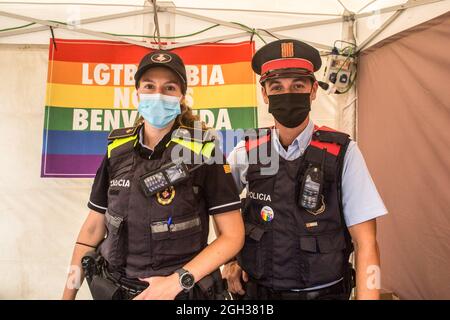 Barcellona, Spagna. 4 settembre 2021. Gli agenti di polizia sono visti in una tenda giusta. Fiera delle entità LGTBI, nell'orgoglio di Barcellona 2021, che si è svolta sotto il tema "insieme contro lo stigma dell'HIV", in una data riprogrammata che sabato 4 settembre, senza attività festive o musicali a causa dell'incidenza della pandemia di Covid-19. Credit: SOPA Images Limited/Alamy Live News Foto Stock