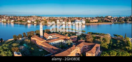 Sorvola le piccole isole di Venezia nella laguna veneta. Foto Stock