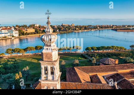 Sorvola le piccole isole di Venezia nella laguna veneta. Foto Stock