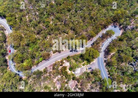 Hornsby altezze Galstone strada attraverso il torrente Berowra in un sentiero stretto e tortuoso - vista dall'alto verso il basso su boschi di gengive. Foto Stock