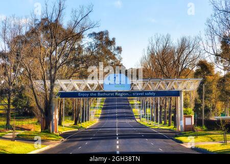 Bathurst, Australia - 4 ottobre 2020: Porte a cielo aperto a Bathurst circuito automobilistico gare sportive Bathurst 1000 - benvenuto a Bathurst regione segno. Foto Stock