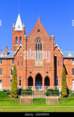 Facciata storica in mattoni e edificio principale della scuola pubblica secondaria e del college nella città rurale regionale dell'Australia - Bathurst. Foto Stock