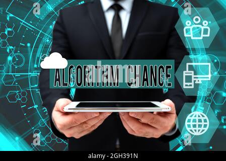 Scrittura visualizzazione algoritmo di testo Modifica, Business Showcase modifica nella procedura progettata per eseguire un Operation Man in Office Uniform Holding Tablet Foto Stock