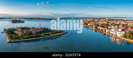 Sorvola le piccole isole di Venezia nella laguna veneta. Foto Stock