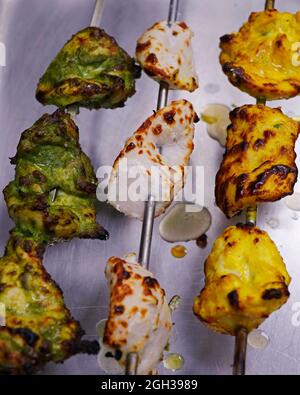 spiedino marinato di pollo tandoori assortito, include malai, hariyali e zafferano kebab Foto Stock