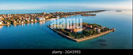 Sorvola le piccole isole di Venezia nella laguna veneta. Foto Stock