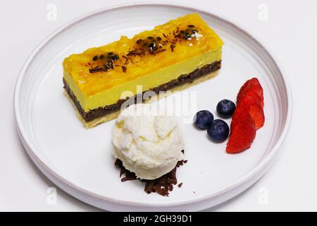 torta di mousse di mango con gelato alla vaniglia e frutti di bosco Foto Stock