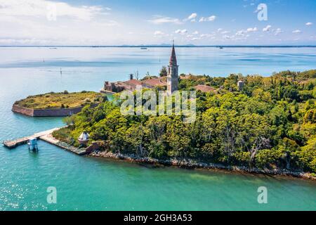 Veduta aerea dell'isola fantasma afflitto di Poveglia a Venezia Foto Stock