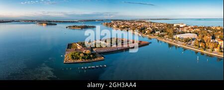 Sorvola le piccole isole di Venezia nella laguna veneta. Foto Stock
