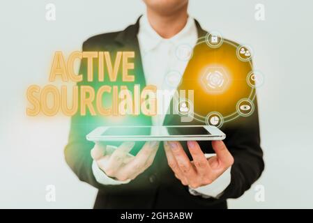 Scrittura di testo visualizzazione Active Sourcing, Word per la ricerca di potenziali candidati prima che la necessità ha sorto Lady in Uniform Holding Phone e mostrando Foto Stock