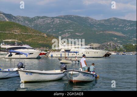 Barche e yacht ormeggiati nella baia di Budva in Montenegro in estate Foto Stock