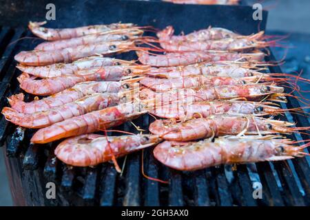 Gamberi alla griglia. Grandi gamberi reali sulla griglia Foto Stock