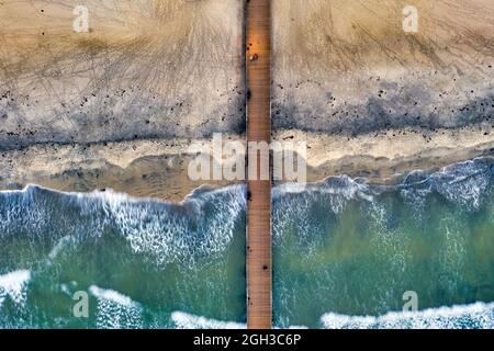 Foto con drone dall'alto verso il basso della passerella Foto Stock