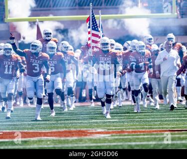 Settembre 04. Il WR Casey Cain #88 dei Texas Longhorns guida la squadra sul campo prima della partita contro i Louisiana Ragin' Cajuns al DKR-Memorial Stadium. Il Texas conduce 14-6 a metà. Foto Stock