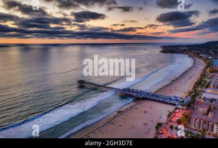 Drone immagine del Crystal Pier a San Diego durante il tramonto nuvoloso. Foto Stock