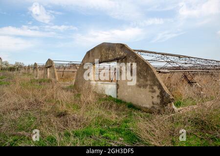 Serre abbandonate. Distrutta serra di una rovinata economia hosthouse. Serra abbandonata. Serre a cornice senza vetro e pellicola. Foto Stock