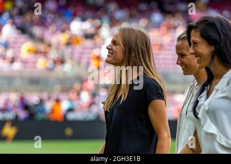 BARCELLONA - AGO 29: Paredes, Panos e Jenni Hermoso celebrano il trofeo della Women's Champions League prima della partita la Liga tra il FC Barcelona AN Foto Stock