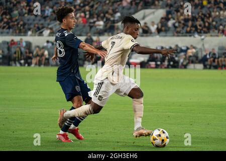 Los Angeles FC Forward Latif Blessing (7) supera il centrocampista di Sporting Kansas City Cameron Duke (28) durante una partita MLS, venerdì 3 settembre 2021, i Foto Stock