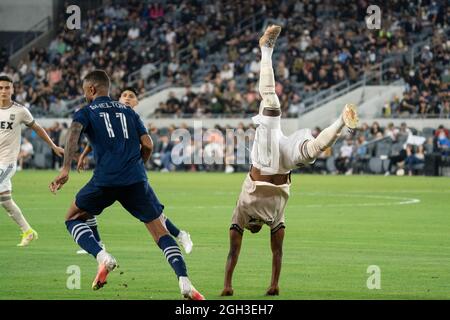 Los Angeles FC Forward Latif Blessing (7) si brace dal cadere durante una partita MLS contro lo Sporting Kansas City, venerdì 3 settembre 2021, Foto Stock