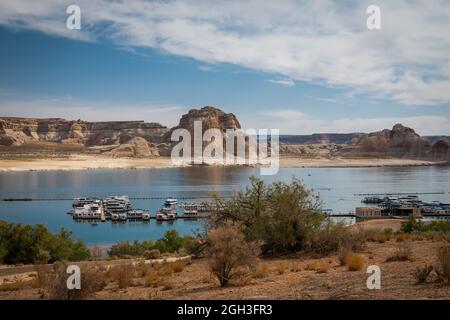 Panorama delle barche sul lago Powell, Arizona, con il livello basso dell'acqua Foto Stock