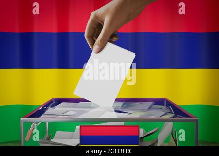 Bandiera Mauritius, mano che cade scheda di voto in una scatola - voto, concetto di elezione - illustrazione 3D Foto Stock