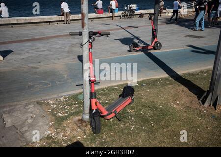 Izmir, Izmir, Turchia. 4 settembre 2021. Noleggio di scooter elettrici legati a pali streetlight nelle strade del distretto di Goztepe. (Credit Image: © Uygar ozel/ZUMA Press Wire) Foto Stock