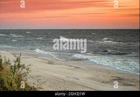 Un lago attivo Michigan con molte onde è bello come il sole tramonta in pesca e giallo nel Michigan Stati Uniti Foto Stock