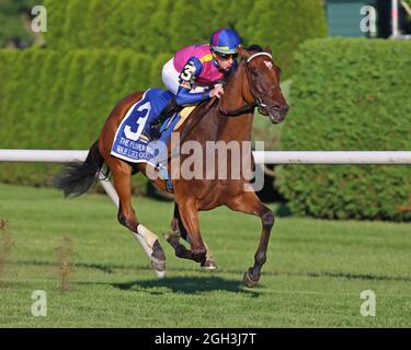 Saratoga Springs, Stati Uniti. 4 settembre 2021. La guerra come Goddess, guidata da Julian Leparoux vince il Flower Bowl (Gr.i) all'ippodromo di Saratoga a Saratoga Springs, New York sabato 4 settembre 2021. Foto di Mark Wyville/UPI Credit: UPI/Alamy Live News Foto Stock