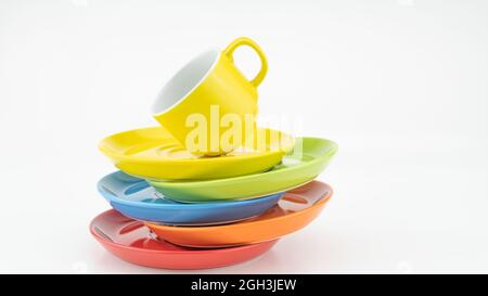 Tazza di caffè colorata su sfondo di carta colorato Un sacco di tazze per caffè e tè nella caffetteria concetto di fondo Food and drink Foto Stock