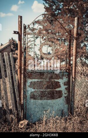 vecchie porte rickety. Vecchia porta arrugginita in una casa abbandonata. Porta rotta. Foto Stock