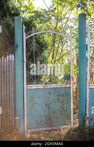 vecchie porte rickety. Vecchia porta arrugginita in una casa abbandonata. Porta rotta. Foto Stock