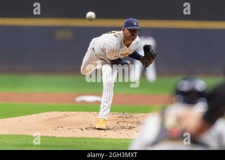 03 settembre 2021: Milwaukee Brewers inizia il lanciatore Freddy Peralta #51pitches durante la partita di baseball MLB tra i St. Louis Cardinals e i Milwaukee Brewers all'American Family Field di Milwaukee, Wisconsin. Foto Stock