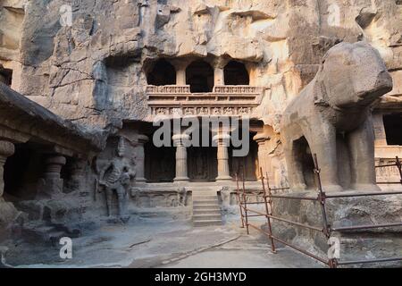 Resti di grande statua di elefante e sculture in pietra, grotte di Ellora, distretto di Aurangabad, Maharashtra, India Foto Stock